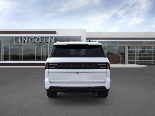 CRYSTAL WHITE METALLIC CC 2026 Lincoln Navigator Reserve