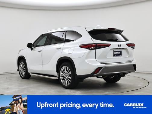 White 2023 Toyota Highlander Hybrid Platinum