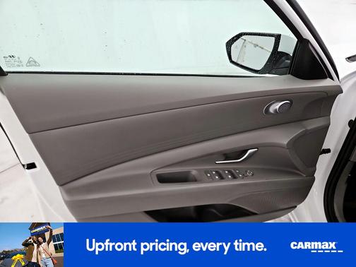 2024 Hyundai ELANTRA SE