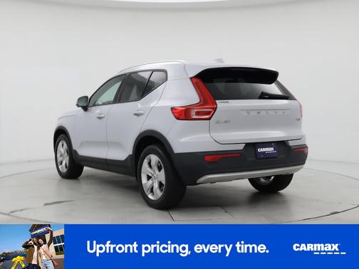 2022 Volvo XC40 T5 Momentum