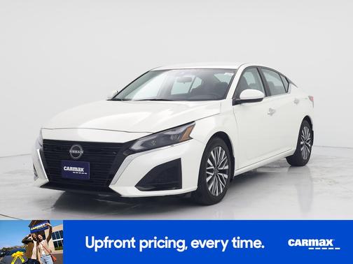 White 2023 Nissan Altima SV