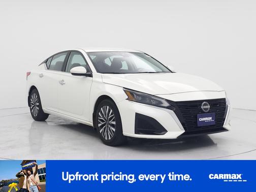 White 2023 Nissan Altima SV