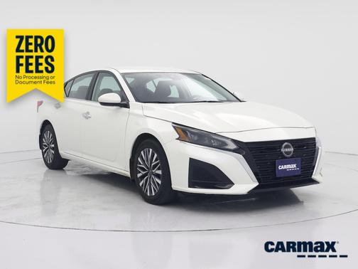 White 2023 Nissan Altima SV
