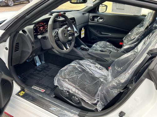 Everest White Pearl Tricoat/Super Black 2024 Nissan Z NISMO