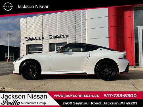 Everest White Pearl Tricoat/Super Black 2024 Nissan Z NISMO