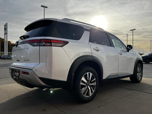 2025 Nissan Pathfinder SL