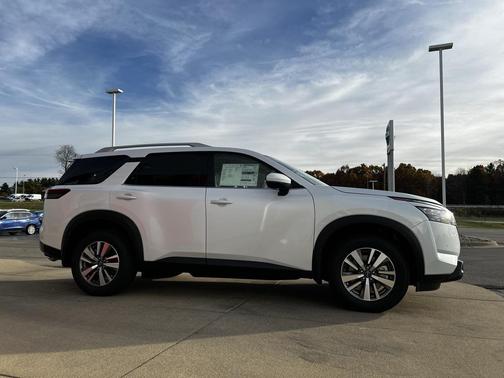 2025 Nissan Pathfinder SL