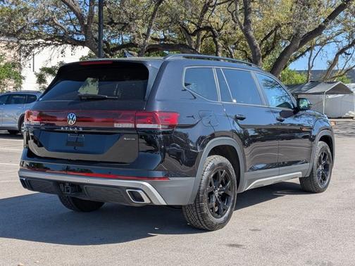 2024 Volkswagen Atlas 2.0T Peak Edition SEL