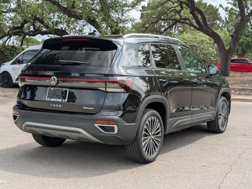 Deep Black Pearl Effect 2025 Volkswagen Taos 1.5T SE