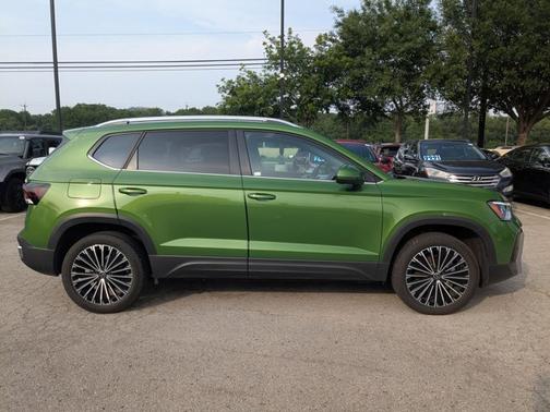 Bright Moss Green 2025 Volkswagen Taos 1.5T SE
