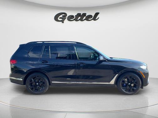 Black Sapphire Metallic 2021 BMW X7 xDrive40i