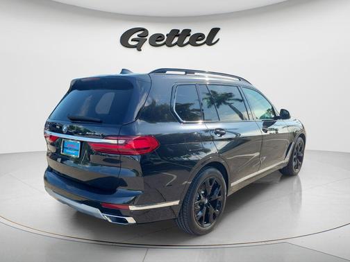 Black Sapphire Metallic 2021 BMW X7 xDrive40i
