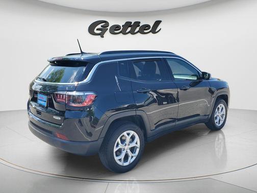 Diamond Black Crystal Pearlcoat 2024 Jeep Compass Latitude