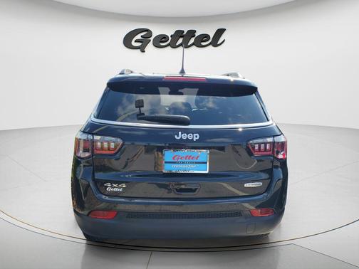 Diamond Black Crystal Pearlcoat 2024 Jeep Compass Latitude