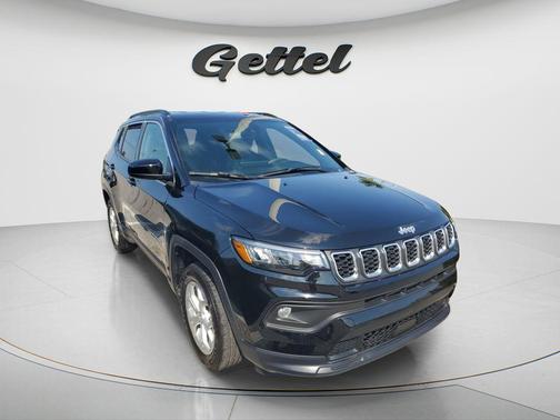 Diamond Black Crystal Pearlcoat 2024 Jeep Compass Latitude