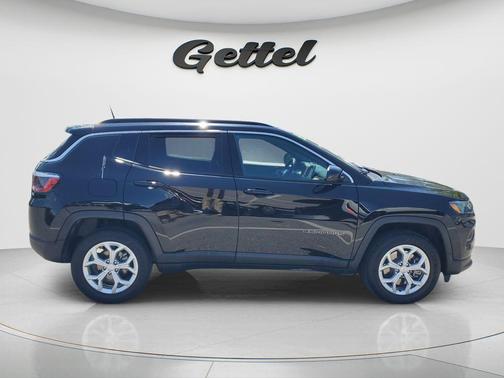 Diamond Black Crystal Pearlcoat 2024 Jeep Compass Latitude