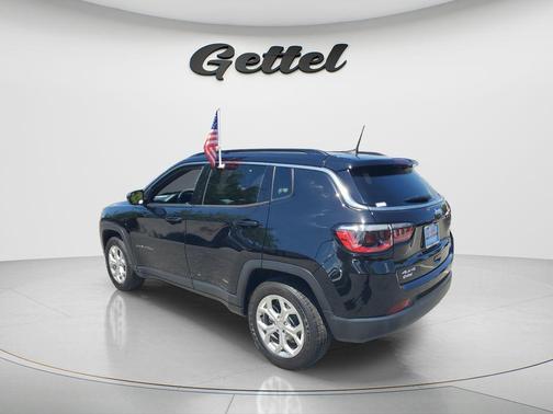 Diamond Black Crystal Pearlcoat 2024 Jeep Compass Latitude