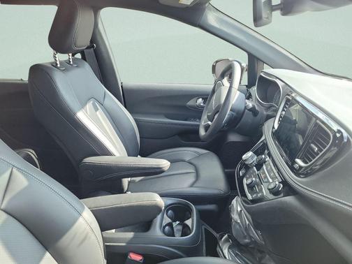 Bright White Clearcoat 2026 Chrysler Pacifica L