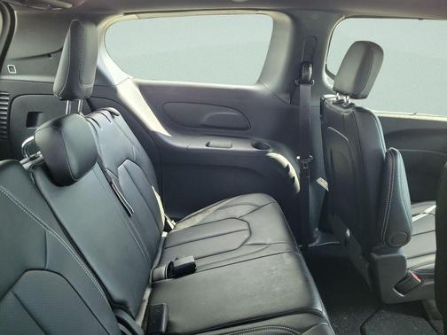 Bright White Clearcoat 2026 Chrysler Pacifica L