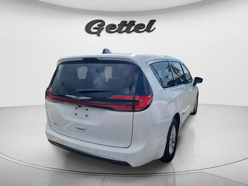 Bright White Clearcoat 2026 Chrysler Pacifica L
