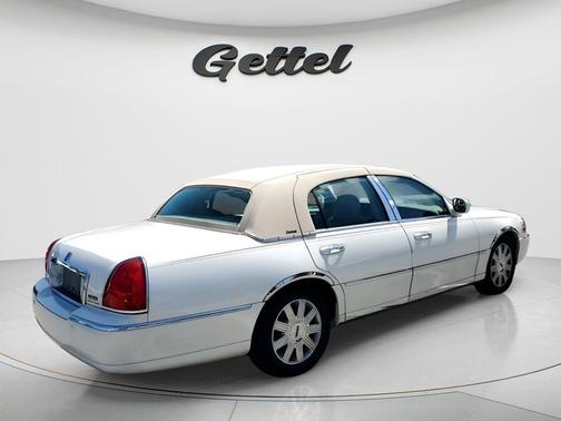 2004 Lincoln Town Car Ultimate