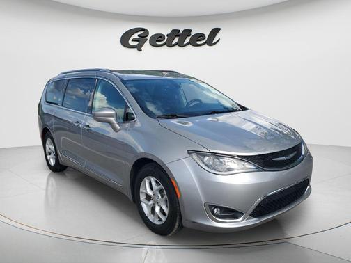 Billet Silver Metallic Clearcoat 2017 Chrysler Pacifica Touring-L