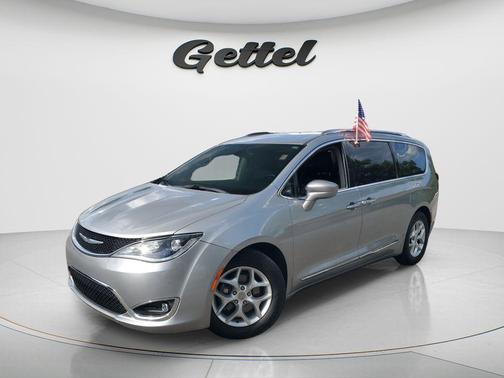 Billet Silver Metallic Clearcoat 2017 Chrysler Pacifica Touring-L