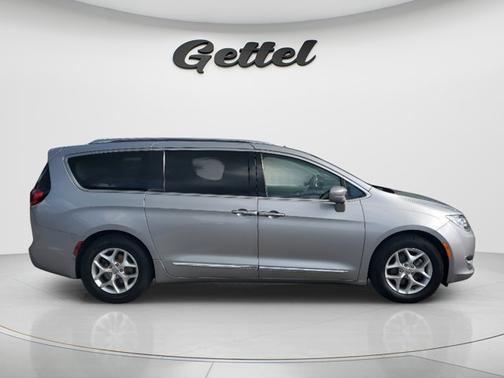 Billet Silver Metallic Clearcoat 2017 Chrysler Pacifica Touring-L
