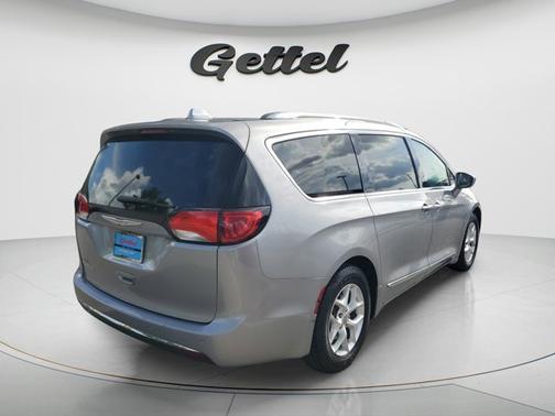 Billet Silver Metallic Clearcoat 2017 Chrysler Pacifica Touring-L