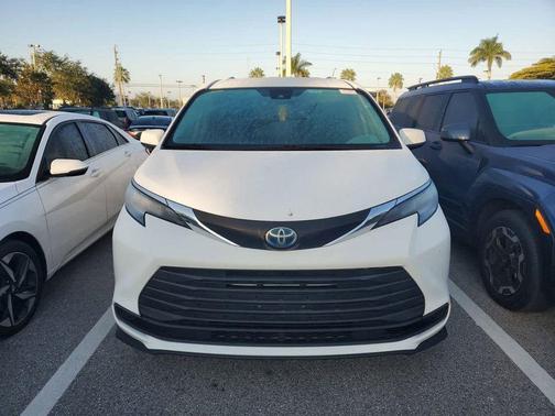 2021 Toyota Sienna LE