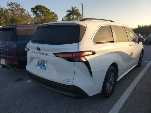 2021 Toyota Sienna LE