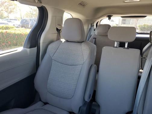 2021 Toyota Sienna LE