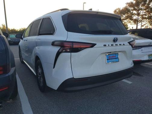 2021 Toyota Sienna LE