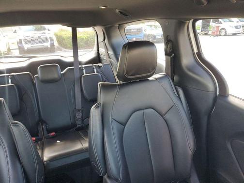 2024 Chrysler Pacifica Hybrid S Appearance Pkg