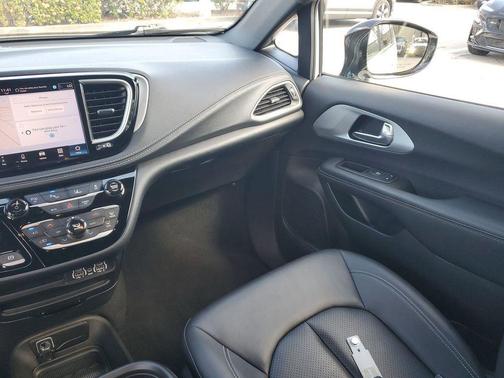 2024 Chrysler Pacifica Hybrid S Appearance Pkg