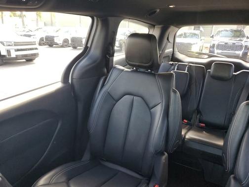 2024 Chrysler Pacifica Hybrid S Appearance Pkg