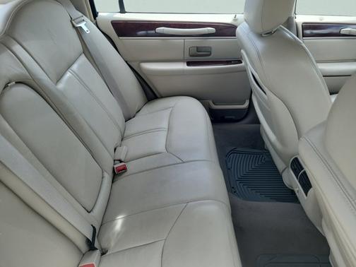 Light Tundra Clearcoat Metallic 2004 Lincoln Town Car Ultimate