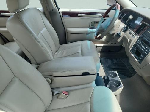 Light Tundra Clearcoat Metallic 2004 Lincoln Town Car Ultimate