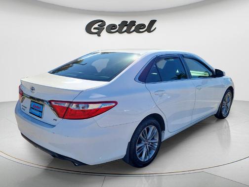 Super White 2016 Toyota Camry SE