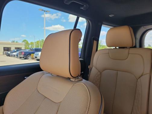 2022 Jeep Grand Cherokee Summit