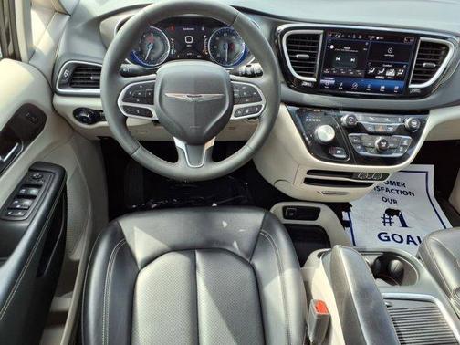 2023 Chrysler Pacifica Touring-L