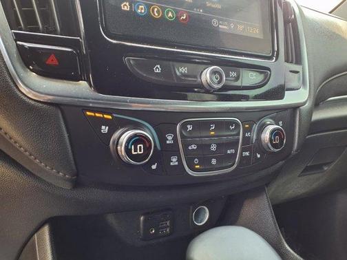 Iridescent Pearl Tricoat 2023 Chevrolet Traverse High Country