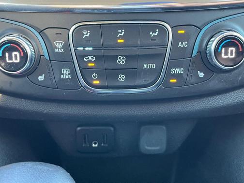 2021 Chevrolet Traverse LT Cloth