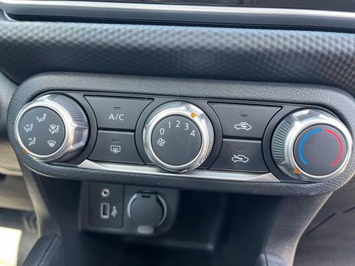 2025 Nissan Kicks S