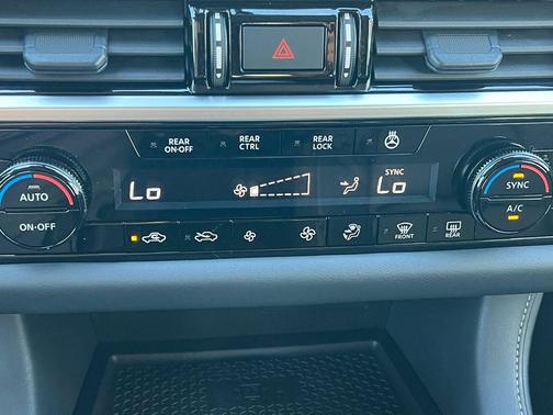 2025 Nissan Pathfinder SL FWD