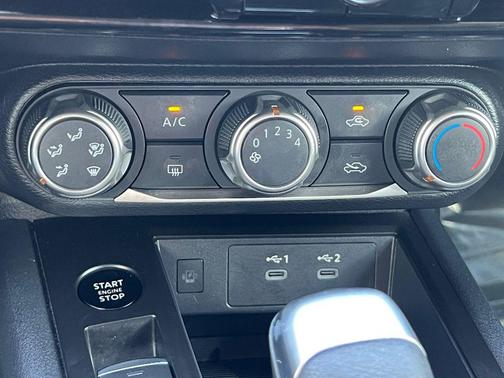 Aspen White Tricoat 2025 Nissan Kicks SV