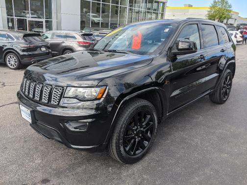 Photo 3 of 23 of 2019 Jeep Grand Cherokee Altitude
