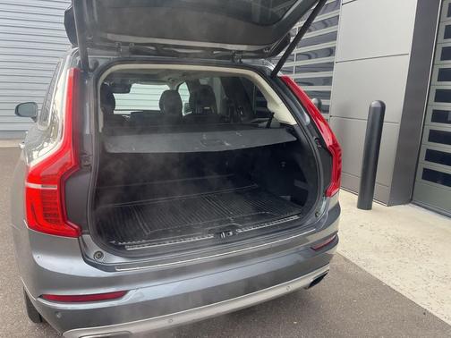 2016 Volvo XC90 T6 Momentum