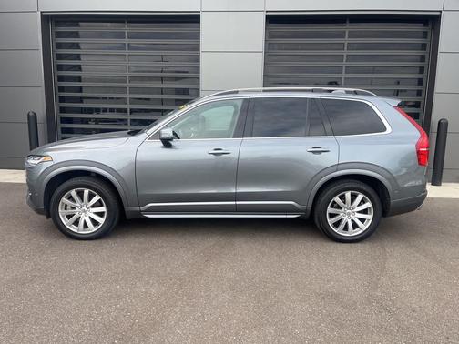 2016 Volvo XC90 T6 Momentum