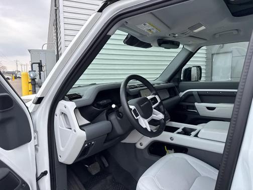 Fuji White 2025 Land Rover Defender P400 X-Dynamic SE